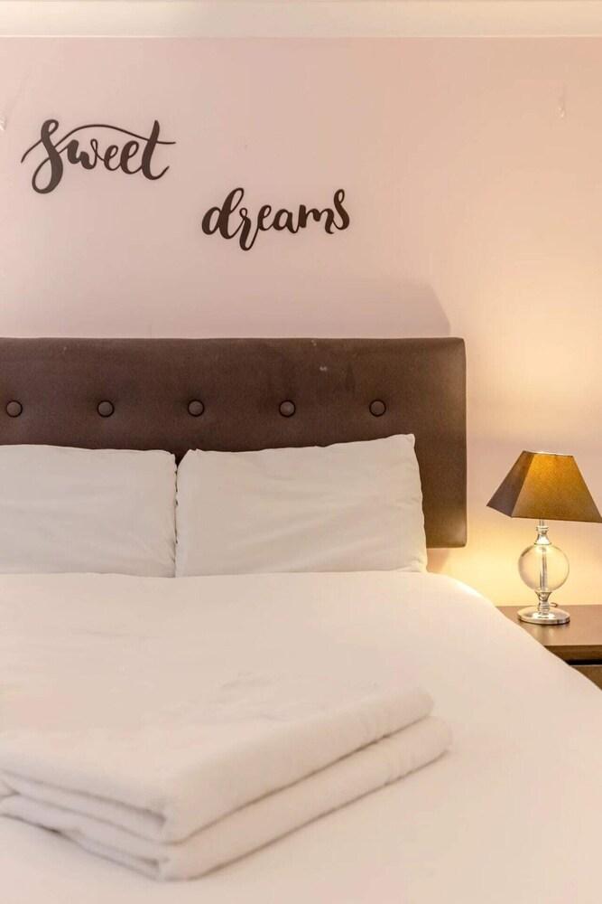 Stylish 1 Bedroom Apartment in Pimlico with Lovely Garden 2