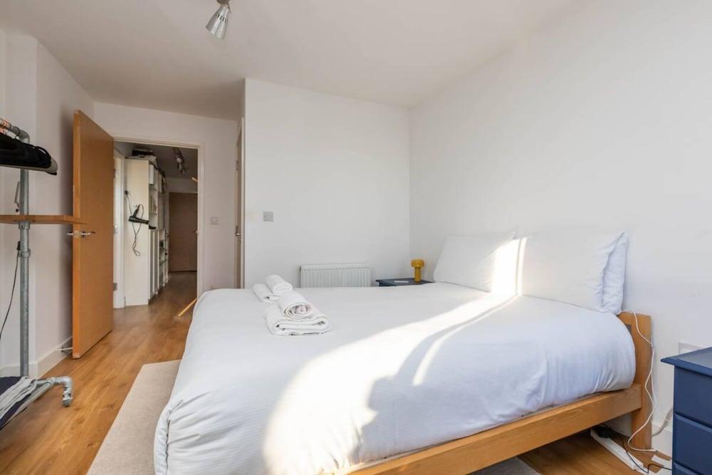 Stylish 2 Bedroom Flat in Canada Water 1