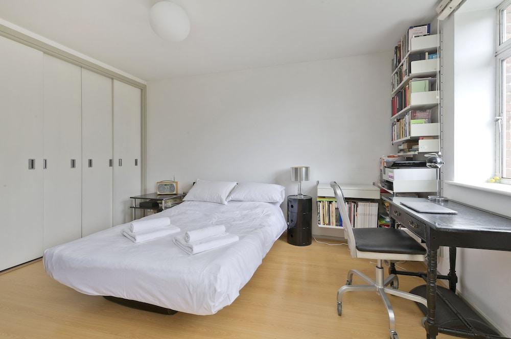 Large One Bedroom Flat with Balcony Close To the City by Underthedoormat 2