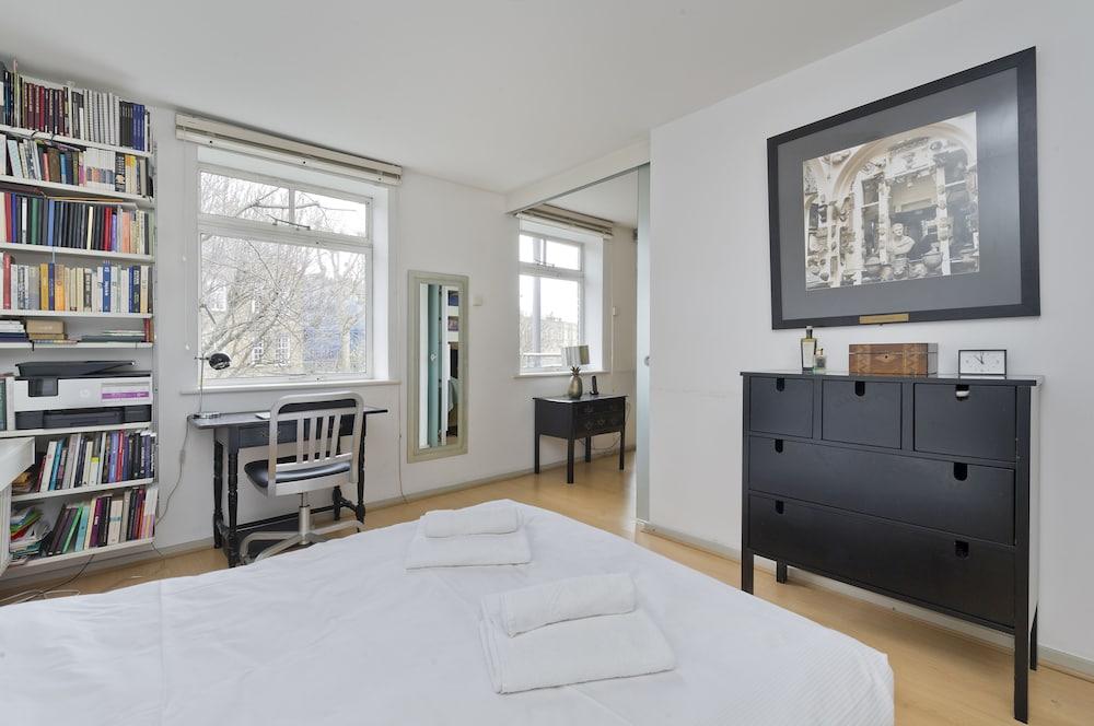 Large One Bedroom Flat with Balcony Close To the City by Underthedoormat 1