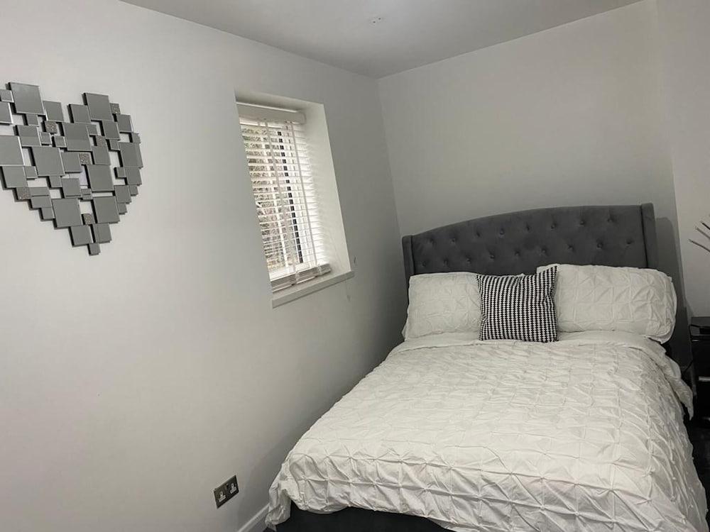 Modern Executive 2-Bed Apartment in London 2