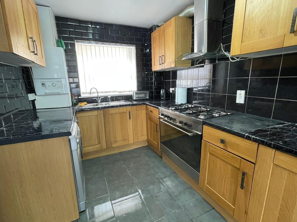 New! 4 Bedroom London House with Garden And Lawn