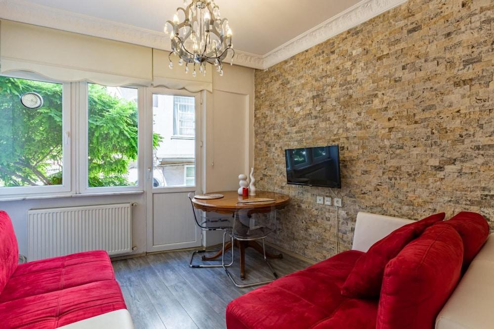 Charming Flat 5 Min To Taksim Square in Beyoglu
