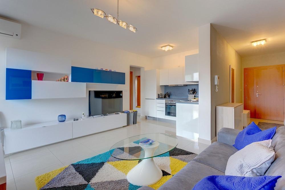 Centric And Spacious Apartment with Wifi And Balcony