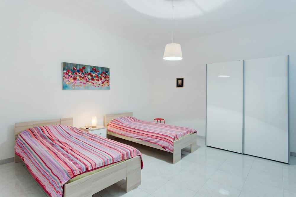 Seafront Apartment in Sliema Wt Breathtaking Views 2