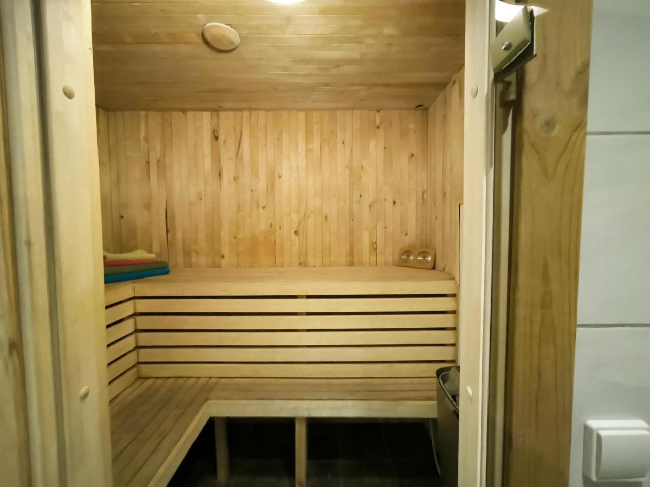 Private Sauna & 4 Bedrooms Old Town Rooftop Apartment 2