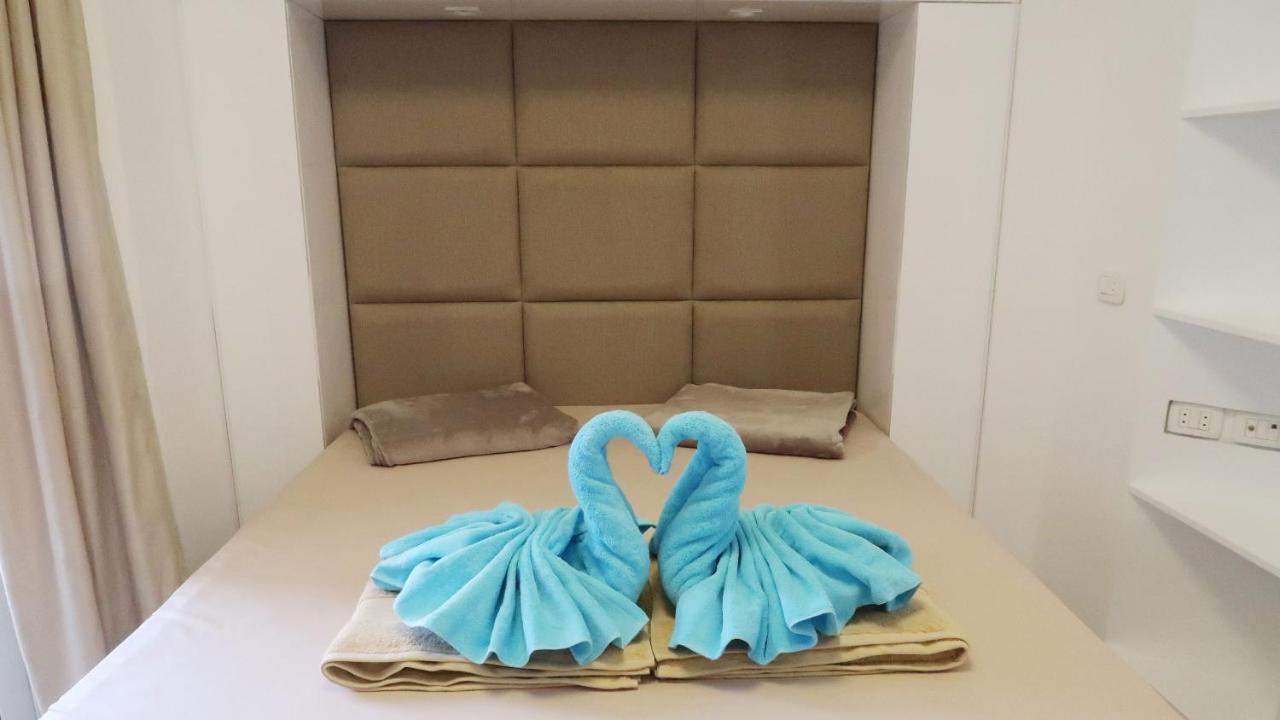 Aqua Palms Studio A210 2