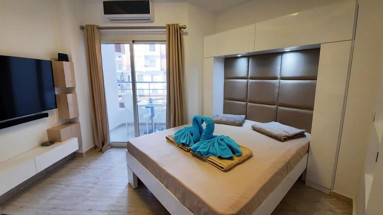 Aqua Palms Studio A210 1