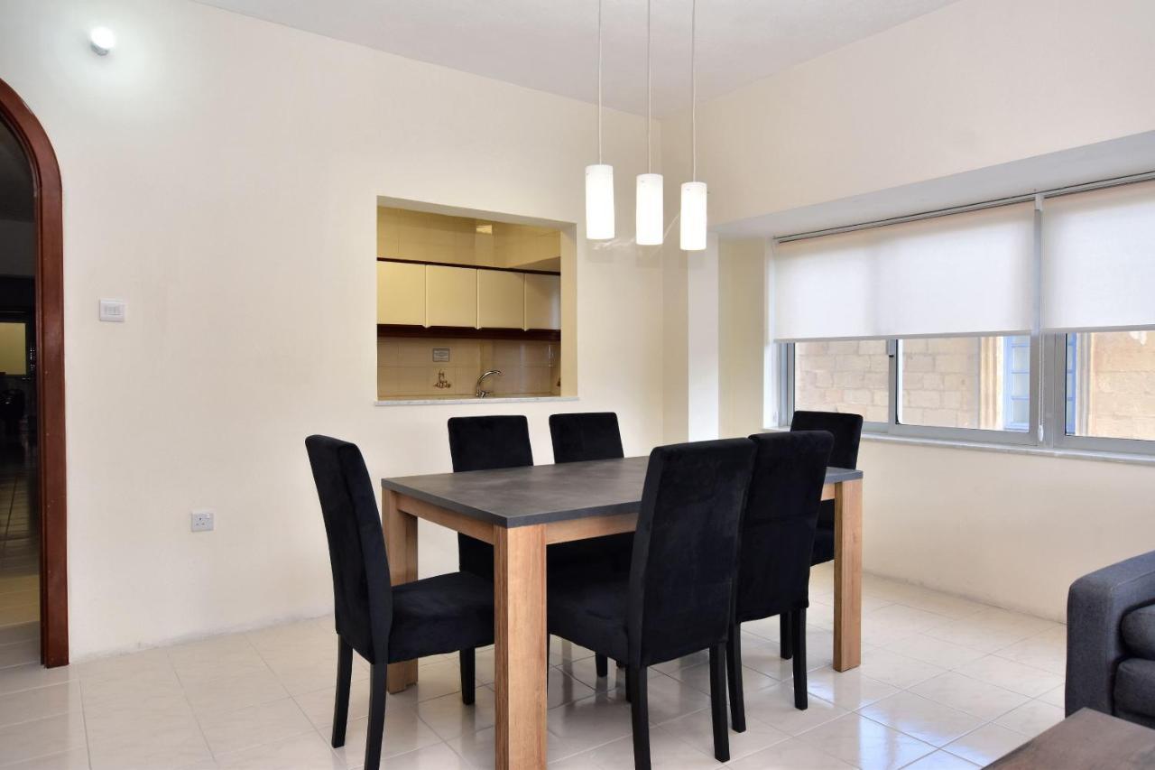 Bright And Spacious 2 Bedroom Apartment with Harbour View - 3 1
