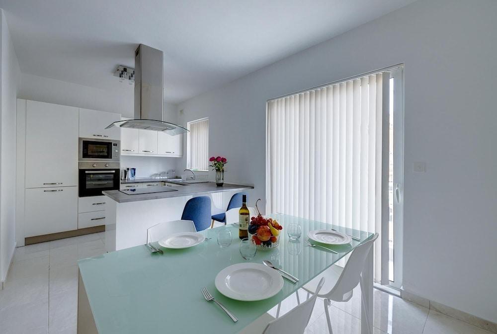 Spacious Apartment Steps To the Promenade 1