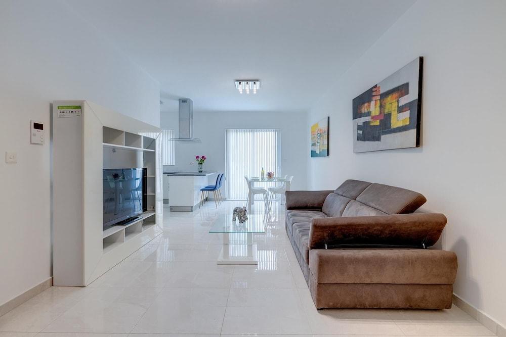 Spacious Apartment Steps To the Promenade 2