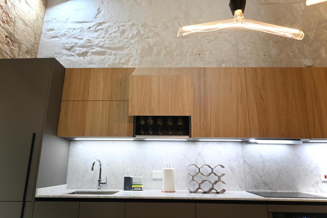 Numru 27 Expertly Restored Small House of Character 1