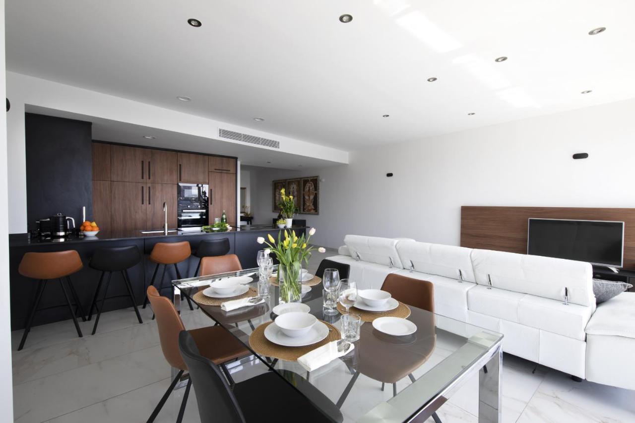 Luxurious 3 Bedroom Apartment with Breathtaking Views - Mmai1-1 1