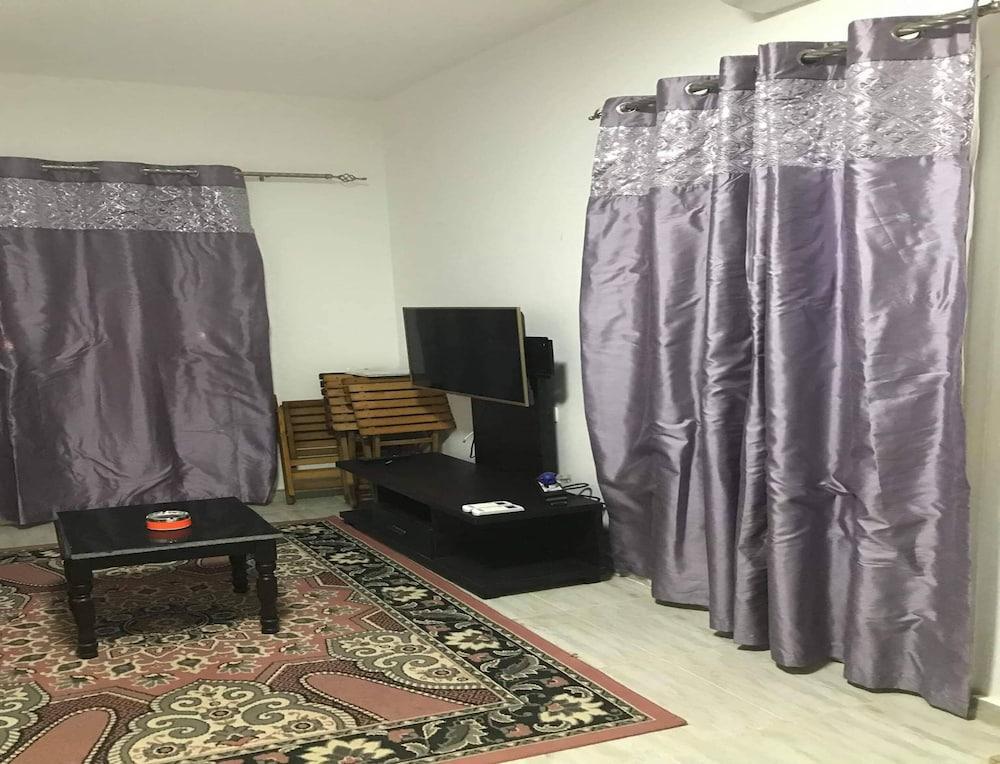 Cozy Pool Level 1-Bed Apartment 2