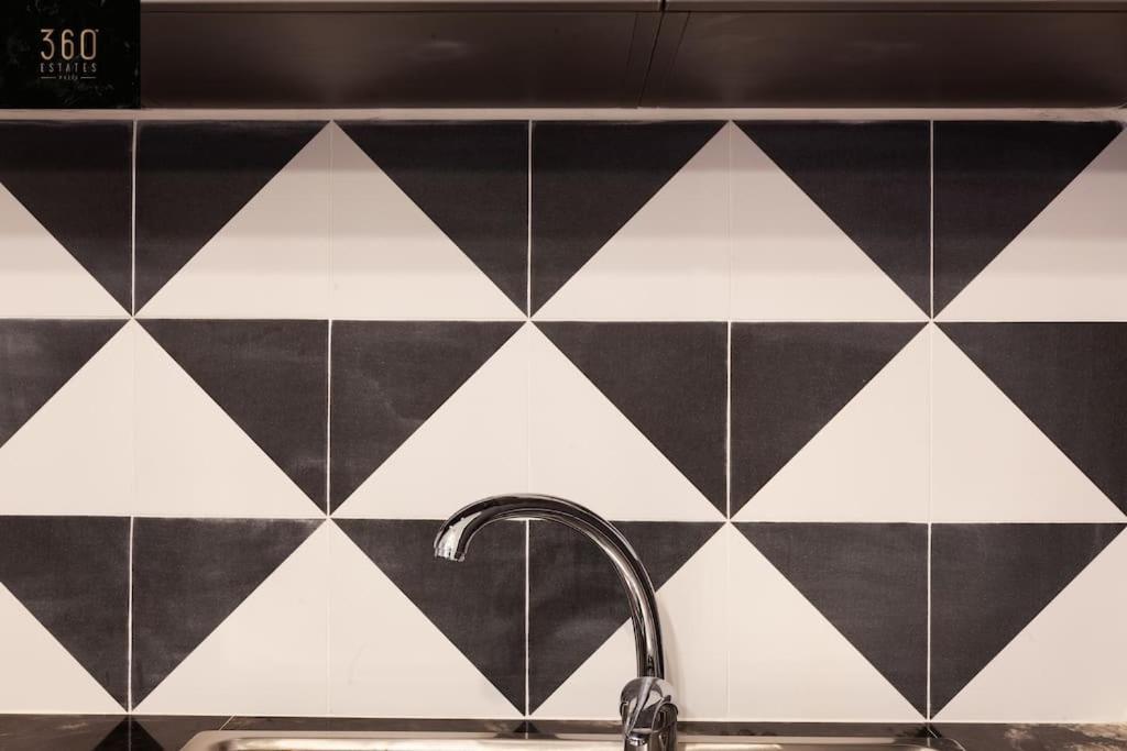 Deluxe Suite - King Sized Bed- Harbour & Marina - AC by 360 Estates 2