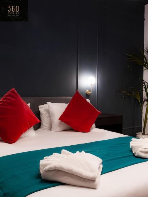 Deluxe Suite - King Sized Bed- Harbour & Marina - AC by 360 Estates 1