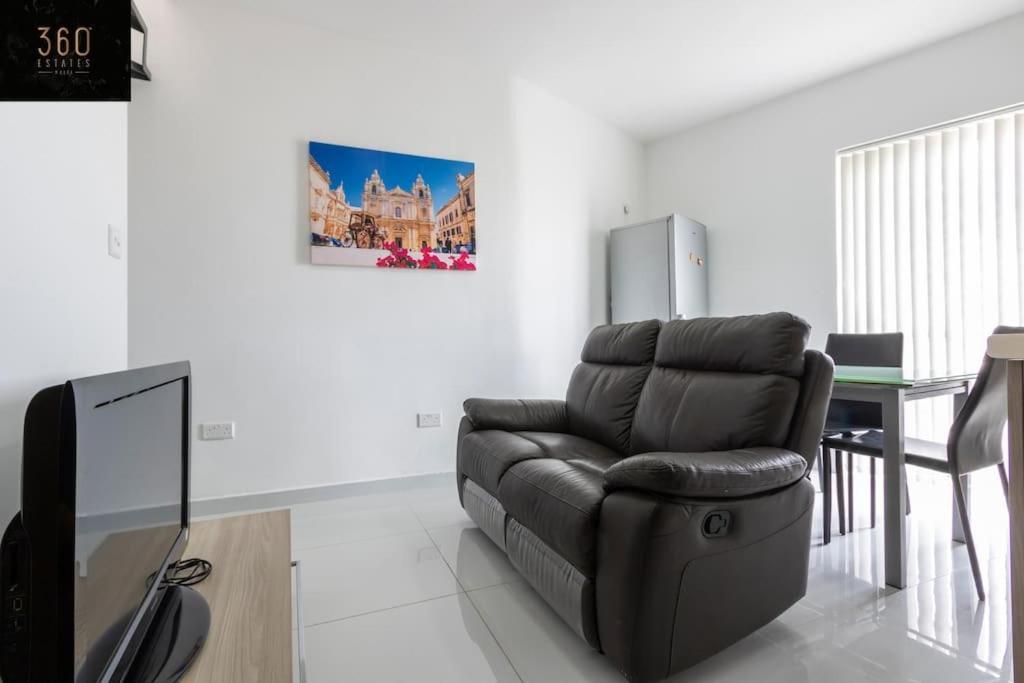 Spacious, 1br Duplex Off Uni/Hospital with Wifi by 360 Estates