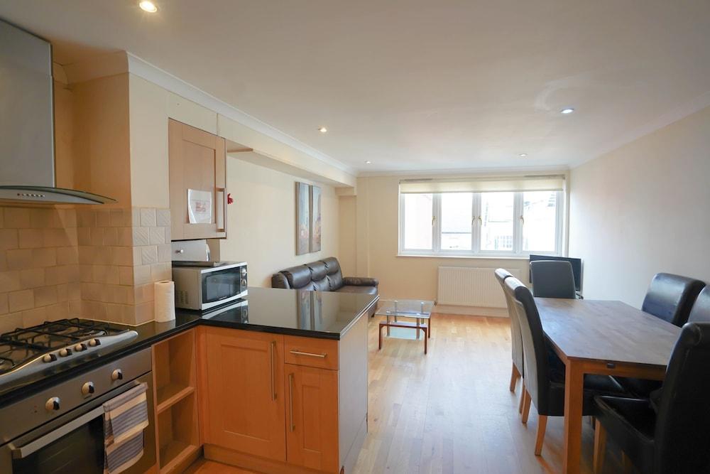 Cosy 2-Bed 2 Bathroom Apartment in London 2