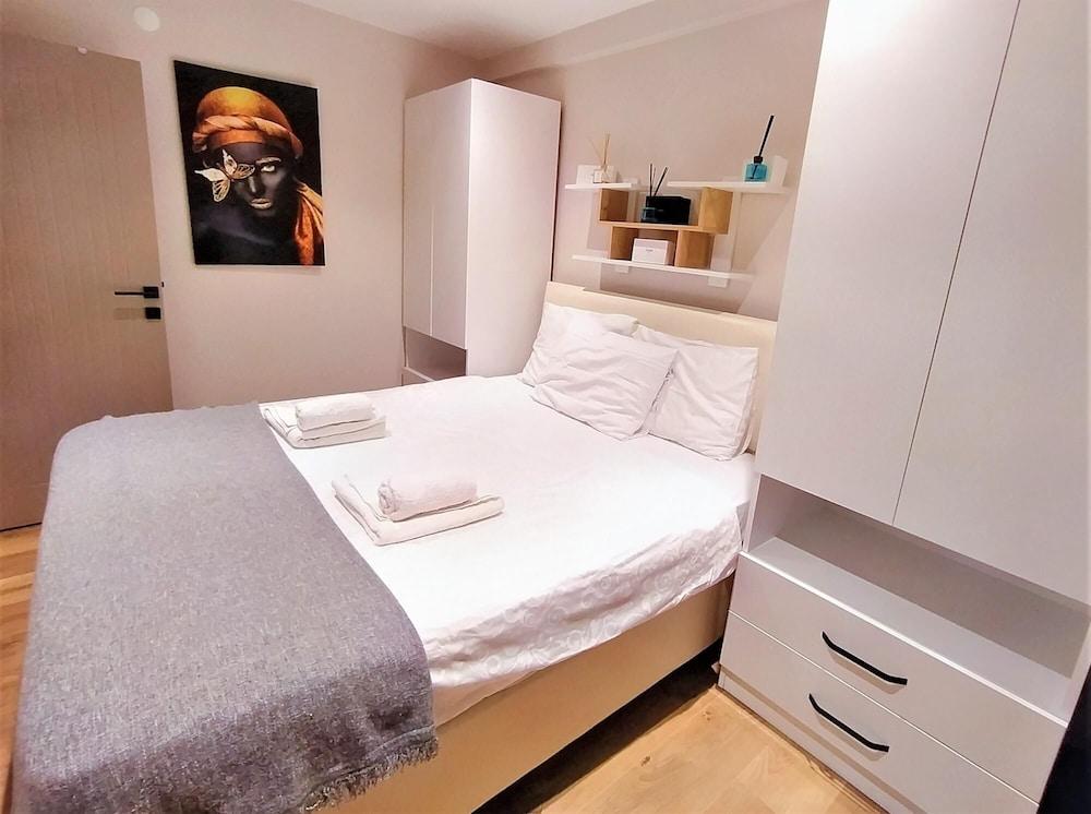 Sleek Residence Flat in Muratpasa with Shared Pool 2