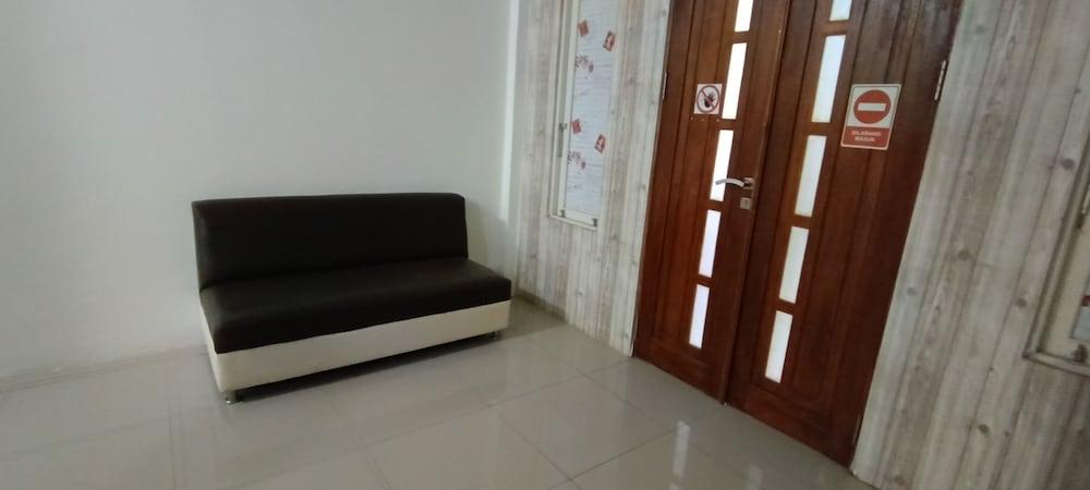 Fanilly Guest House Marabahan by Oyo 2