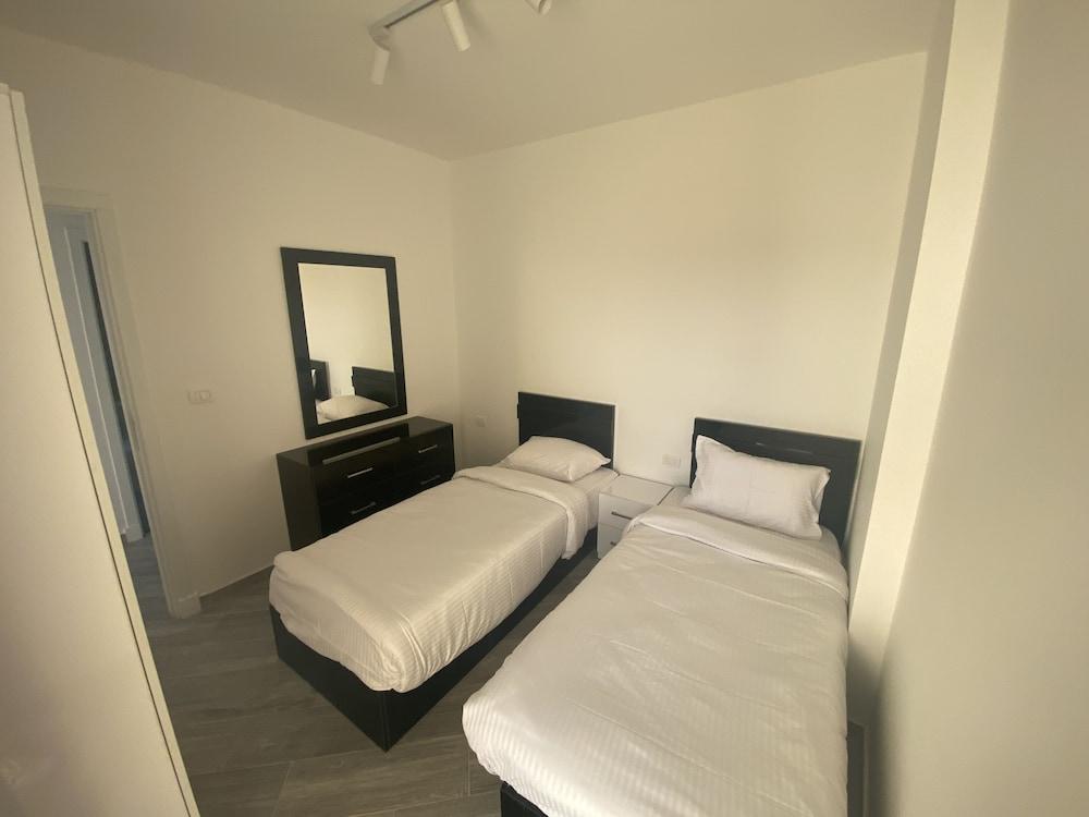 Bali Themed Luxury Spacious 3 Bed Balcony Pool Gym 2