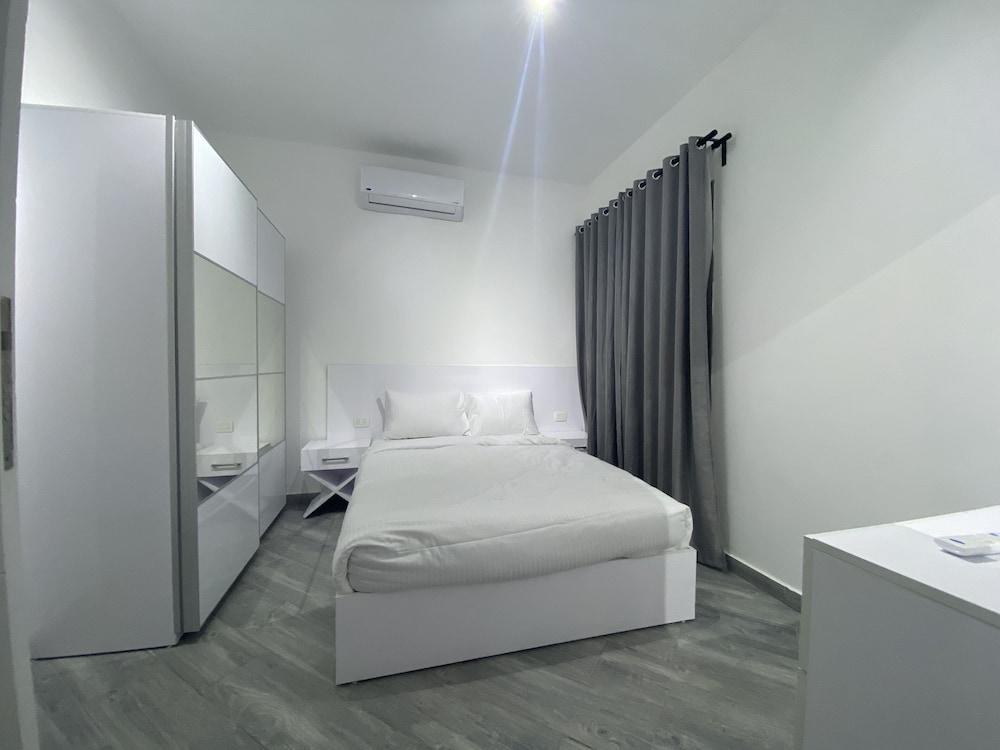 Bali Themed Luxury Spacious 3 Bed Balcony Pool Gym 1