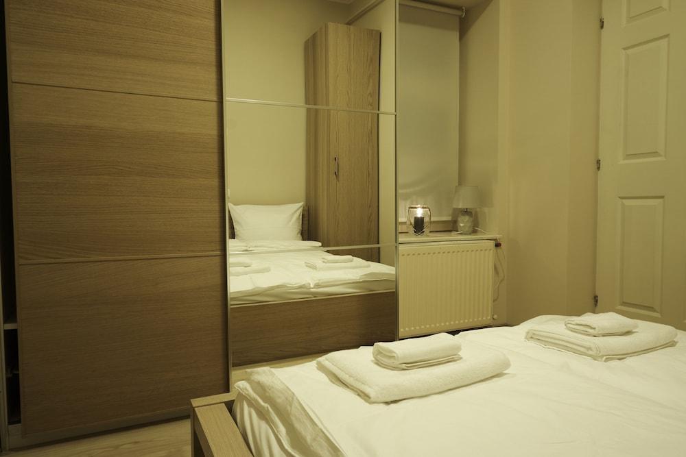 Karolyi Garden Apartment 1