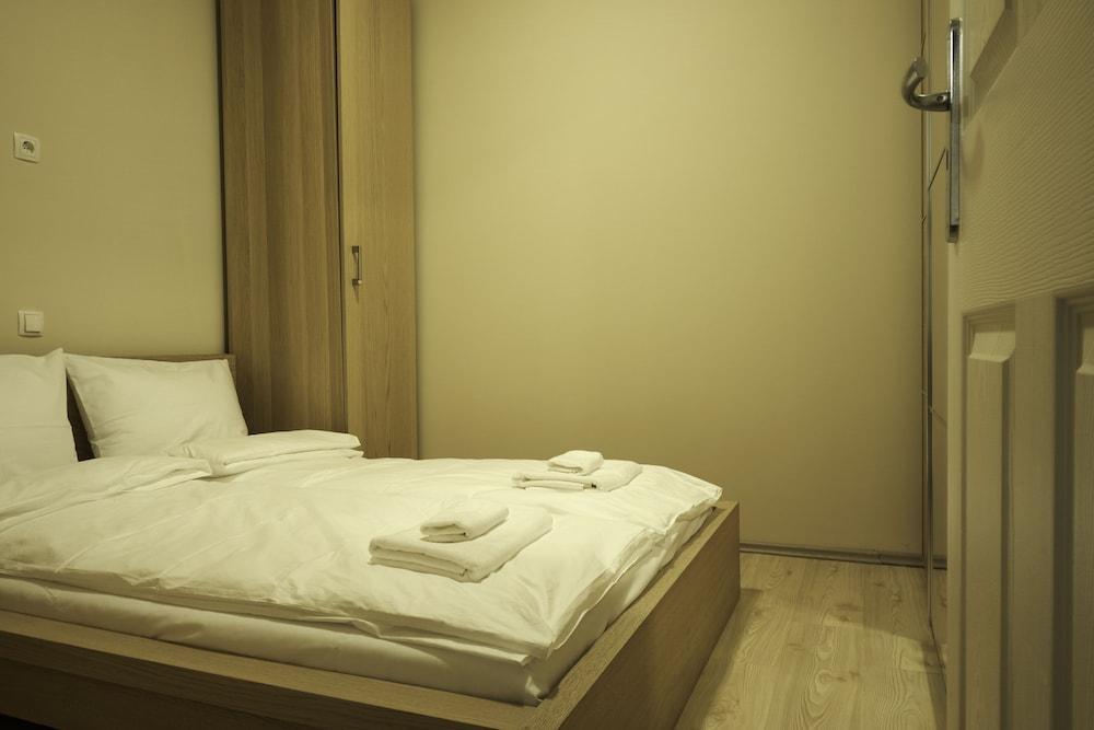 Karolyi Garden Apartment 2