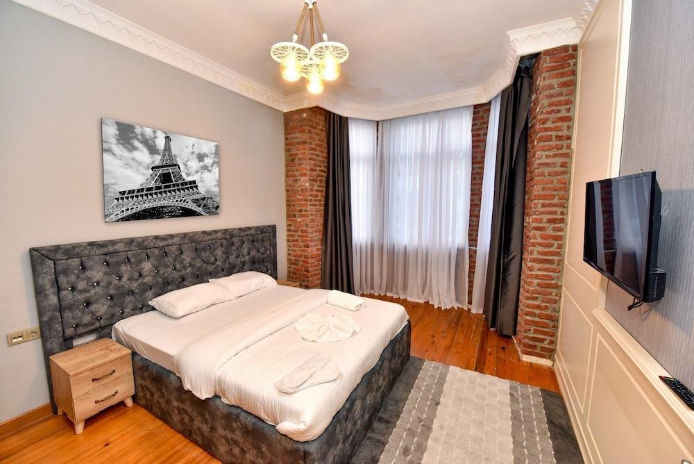 Royal Garden Suite Hotel