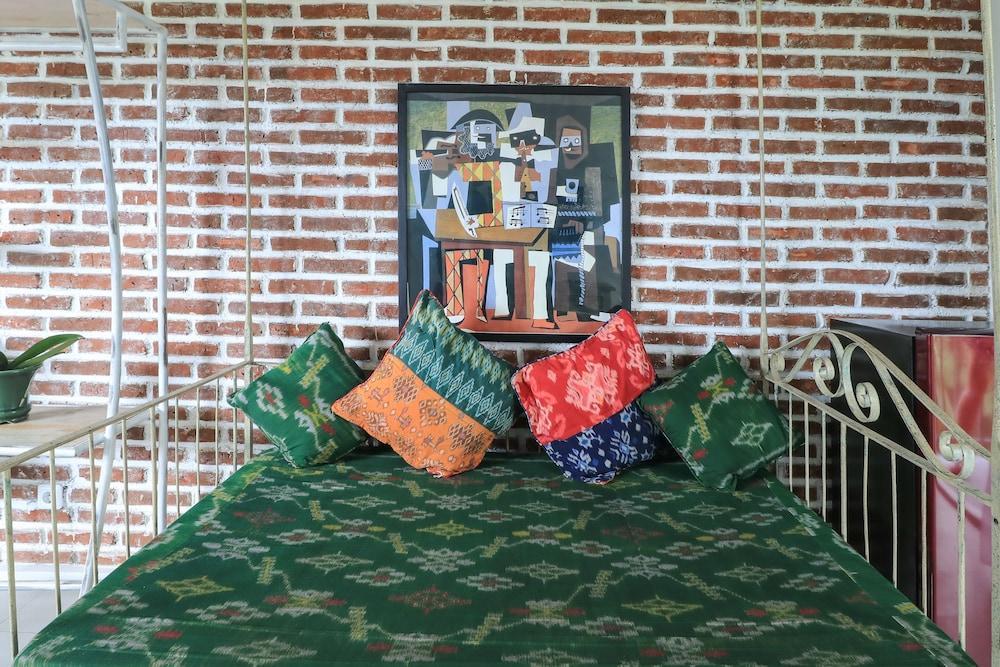 Base Guesthouse And Hostel 1