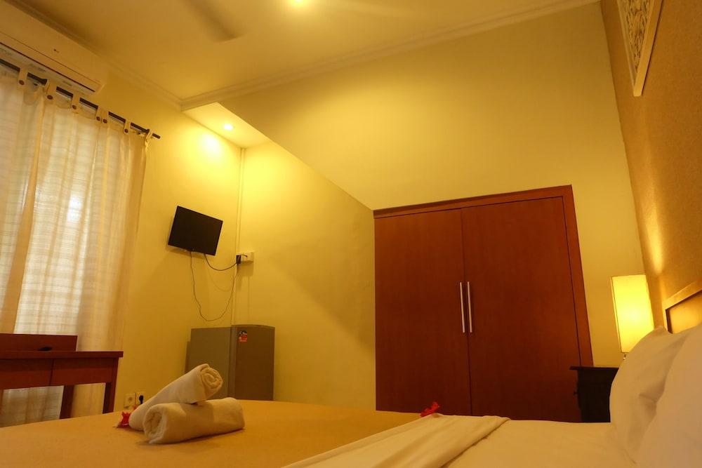 Kayu Dana Bedrooms & Pool 2