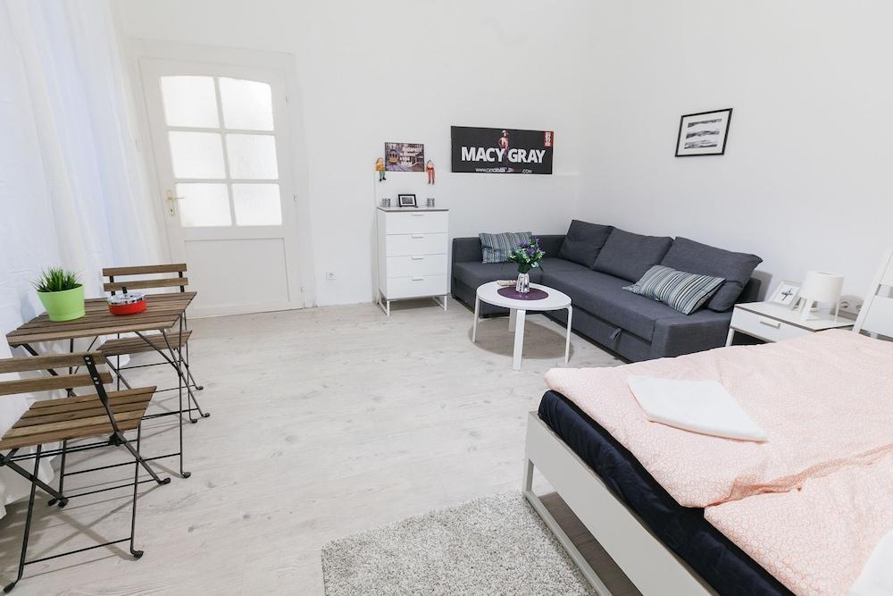 Classic Ernesto Near Opera 2