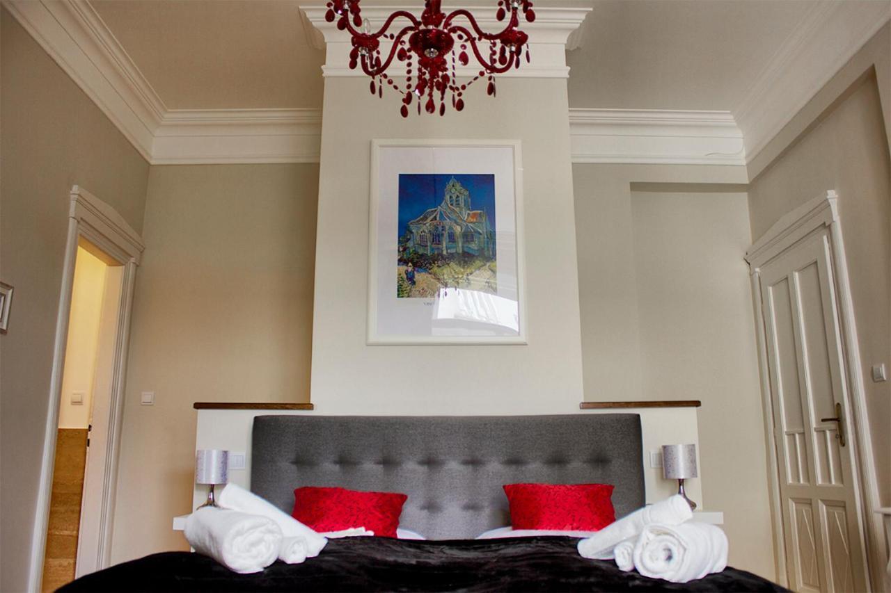 Deluxe in the Heart of the City 2