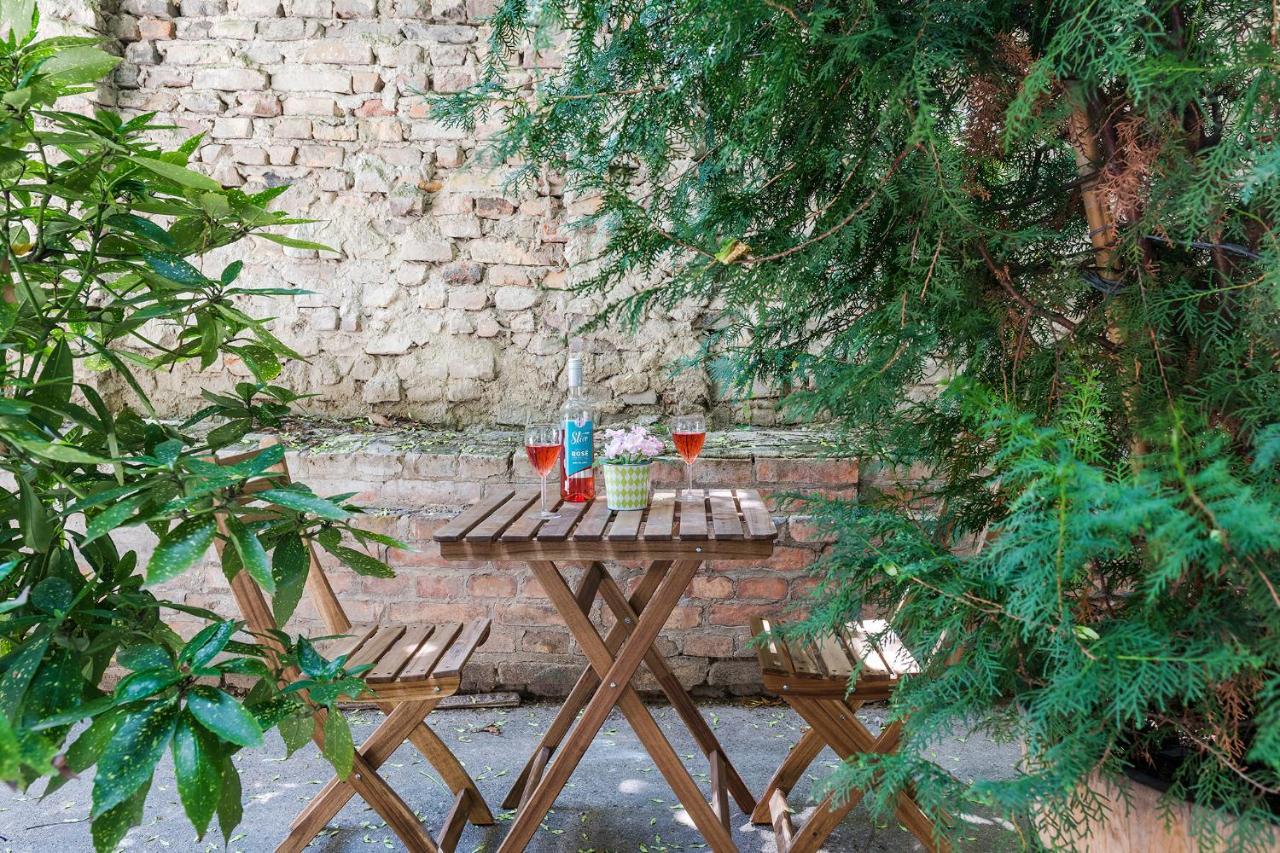 Industrial Style Appartment with AC Steps To Gozsdu 1