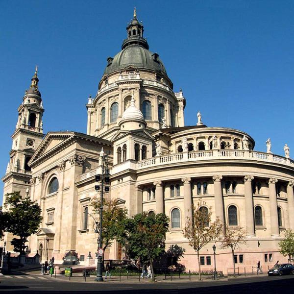 4br , 3bhr with AC at the Opera 2