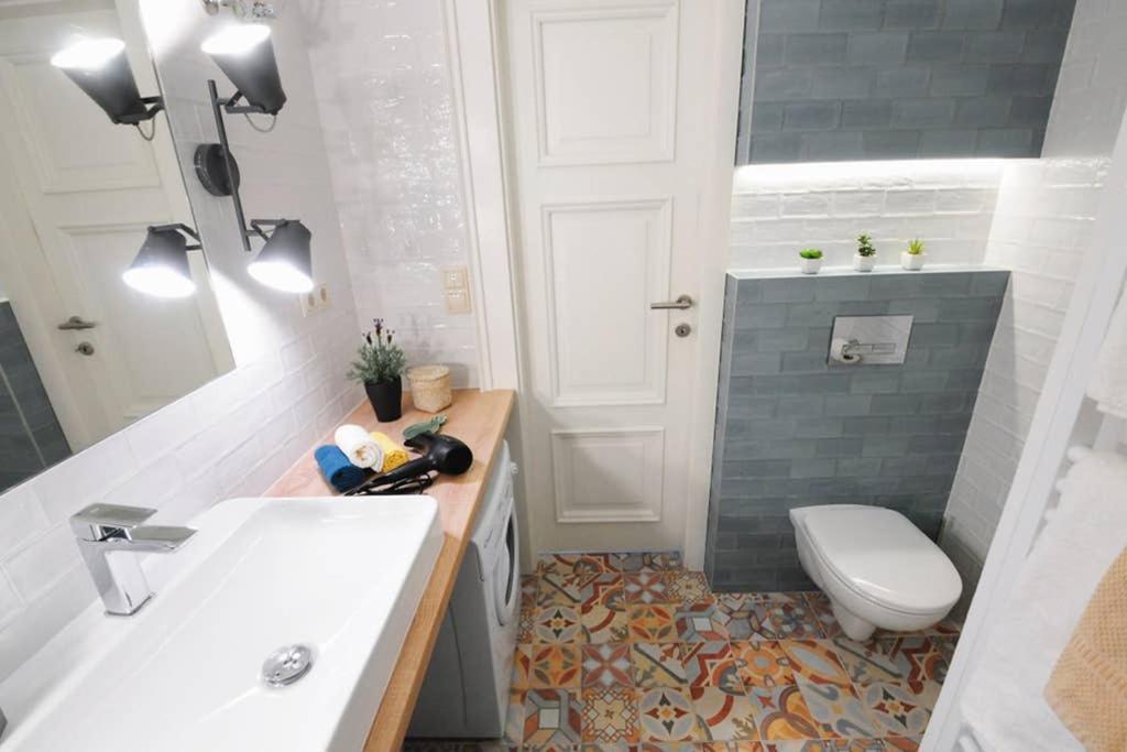 Travelers Home in the Heart of Budapest 1