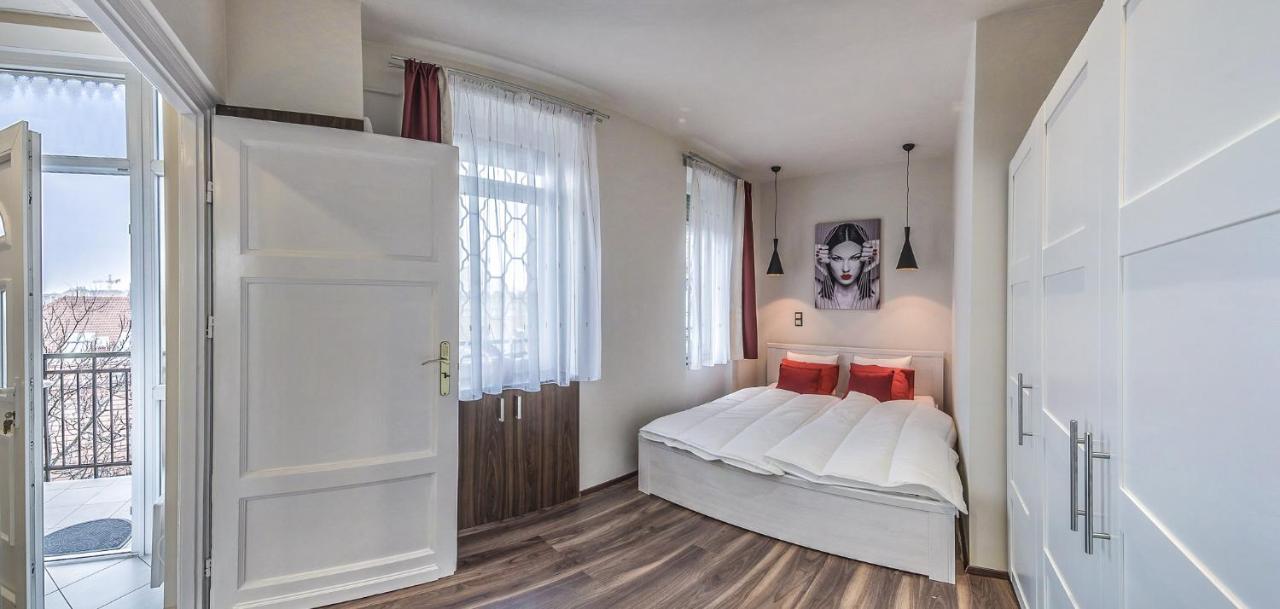 Two Bedroom Home in Jewish Quarter 1