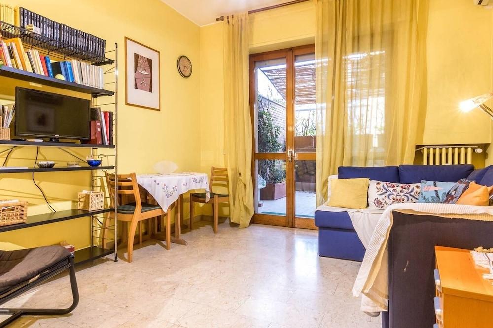 Joivy Quiet Apt W Terrace in Beautiful Area 1