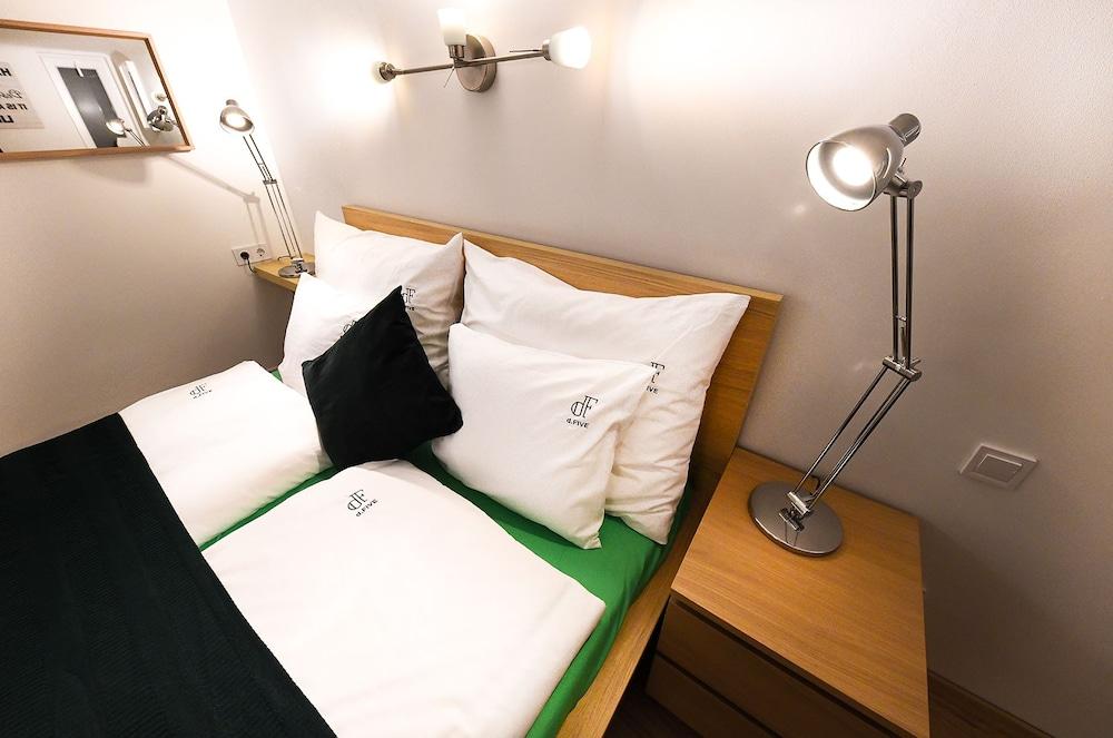 Dfive Apartments - Downtown Forest 1