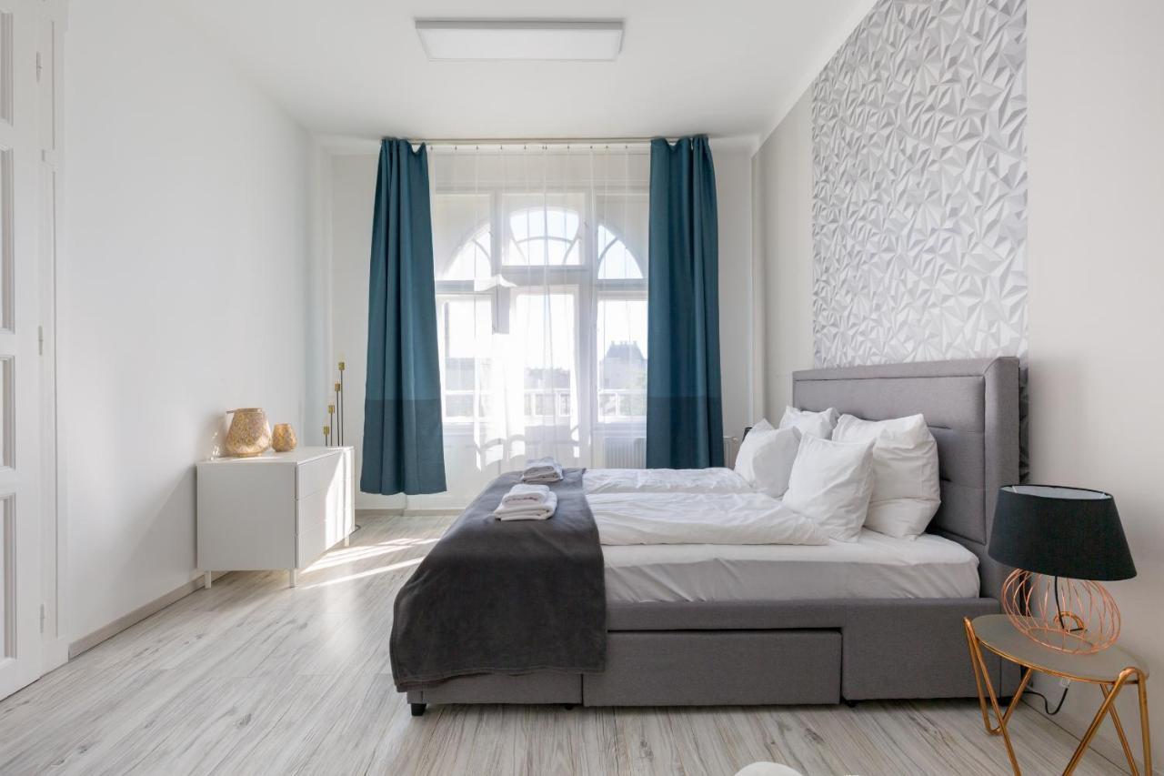 Designer Apartment on the Budapest Broadway W 2br, AC And Panorama Balcony 2
