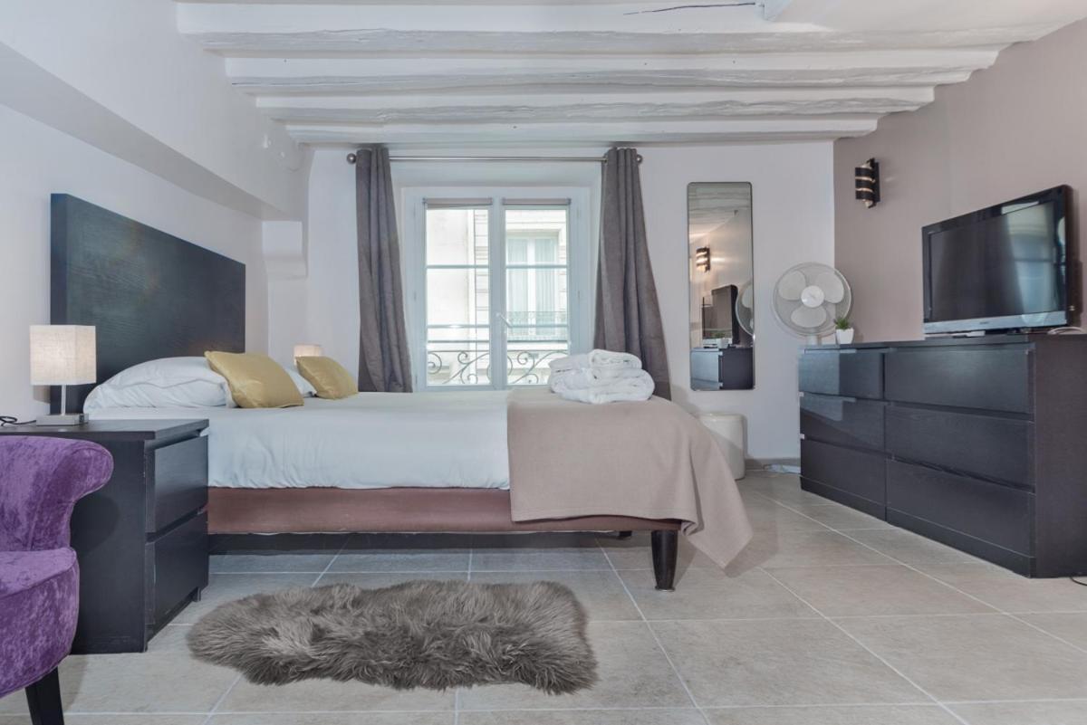 Rivoli Vieille du Temple with AC