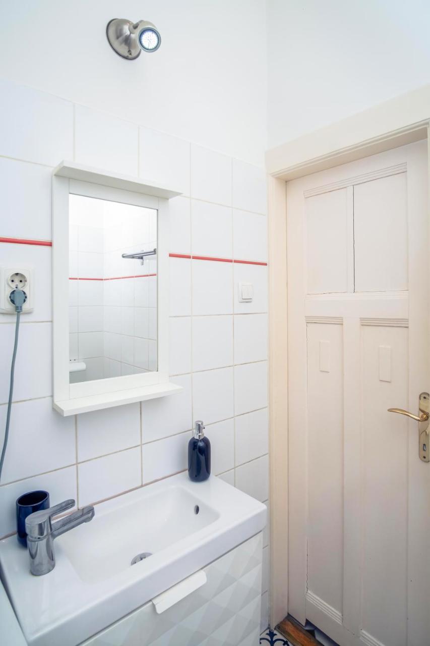 Stylish And Spacious ! Central Location Kazincy Netflix 2