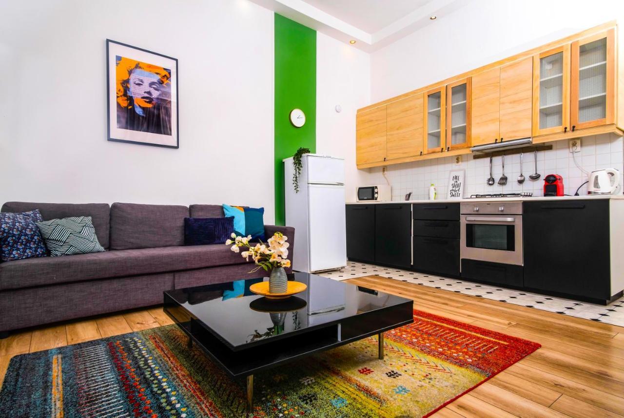 Stylish And Spacious ! Central Location Kazincy Netflix