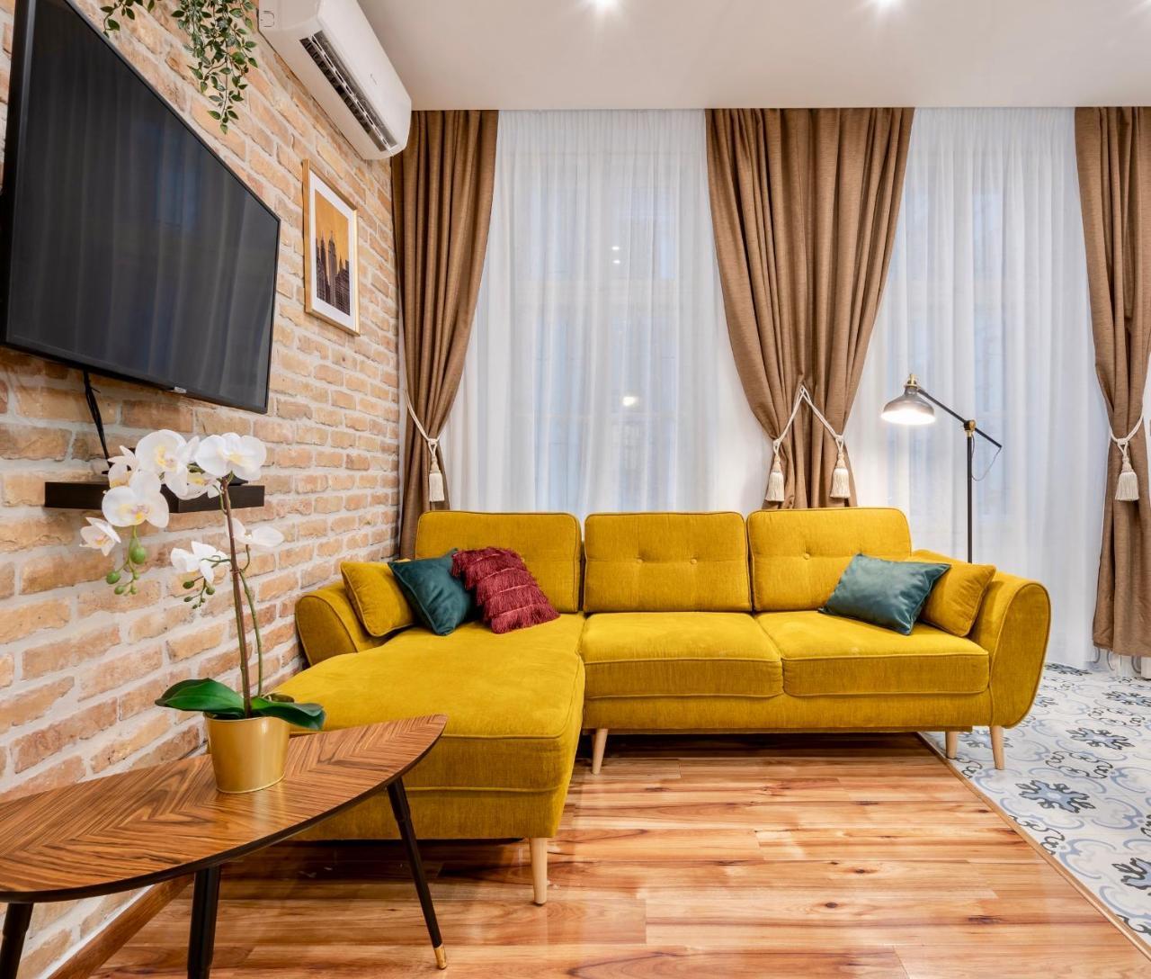 Architecture Fan's Apartment Near Opera House