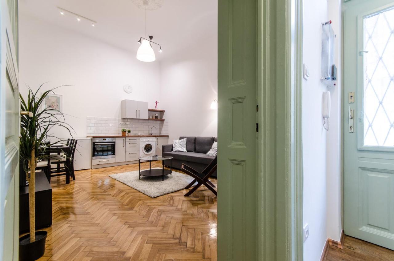 B63 2 Br Apartment in Heart of City