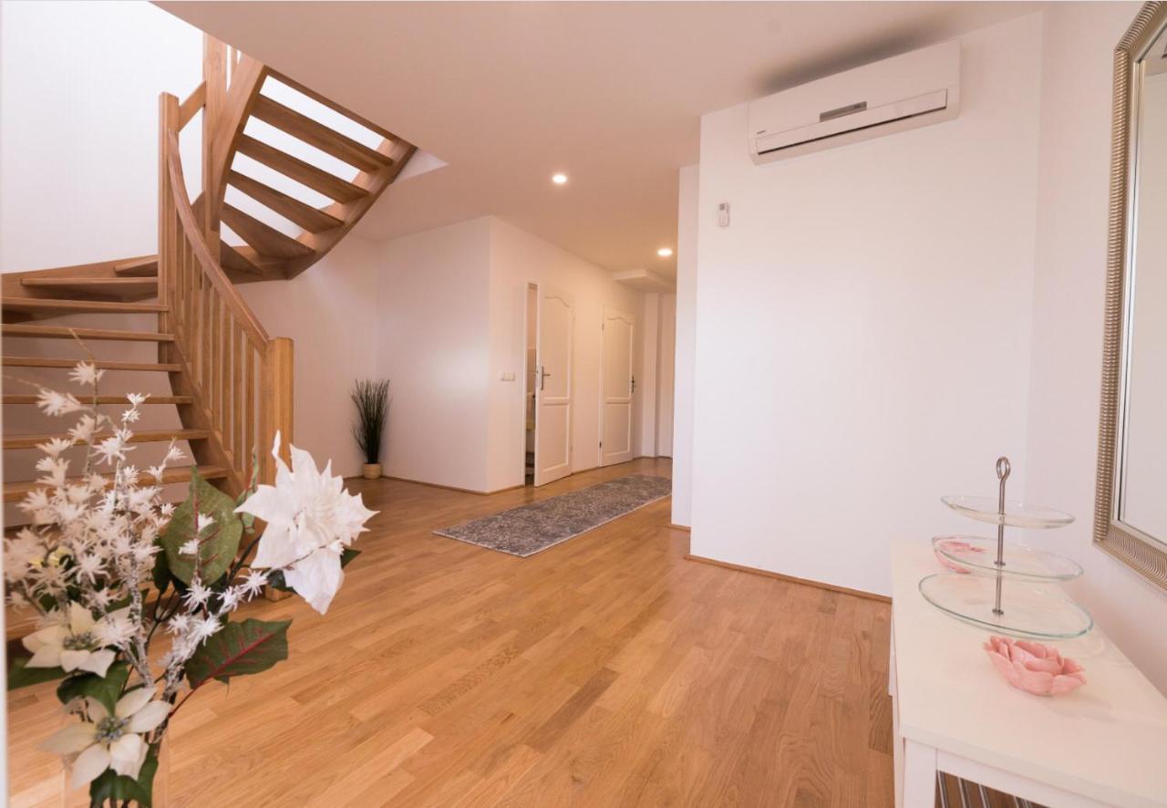 Sunny & Cozy Penthouse with Balcony Dg3