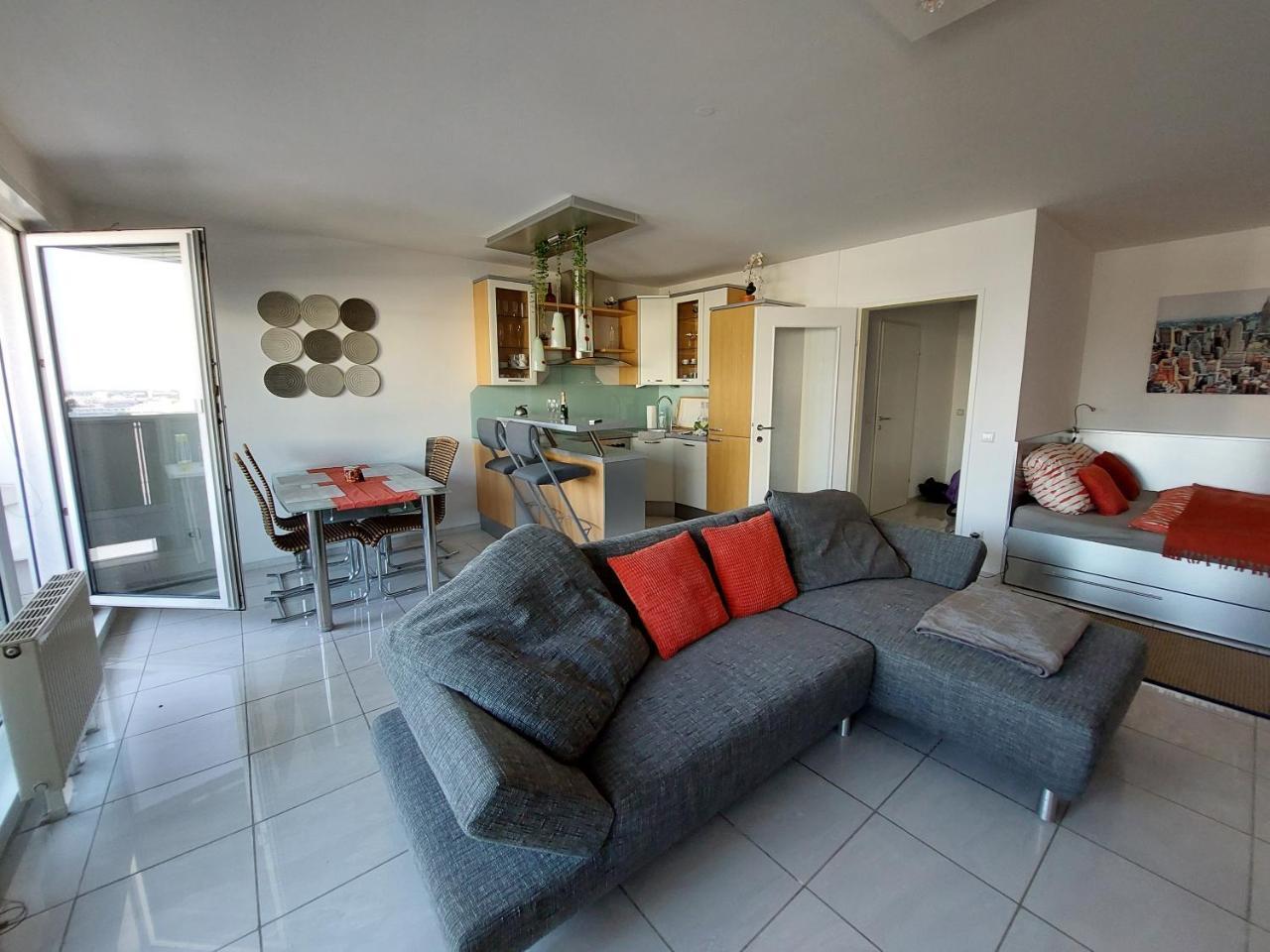 Tower Apartment with Private Terrace Next To Uno 2