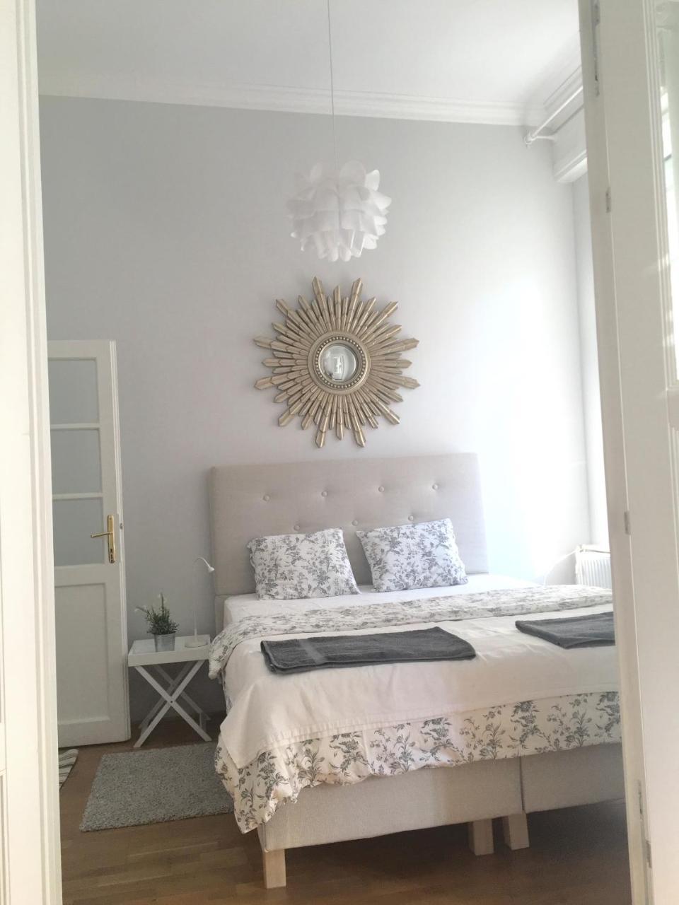 Alma's Romantic Getaway 1