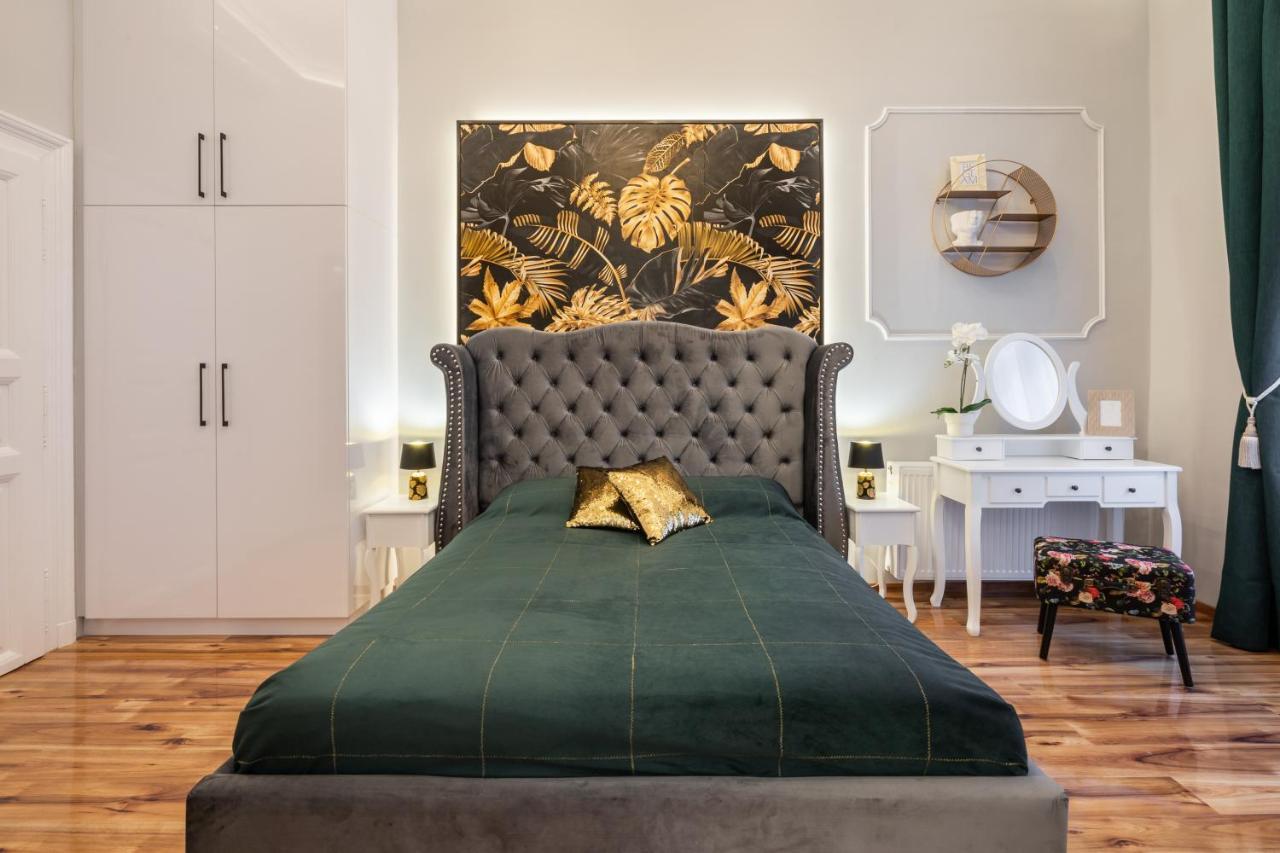 Premium Art Deco Apartment at Broadway // 4bdr & 3br 2