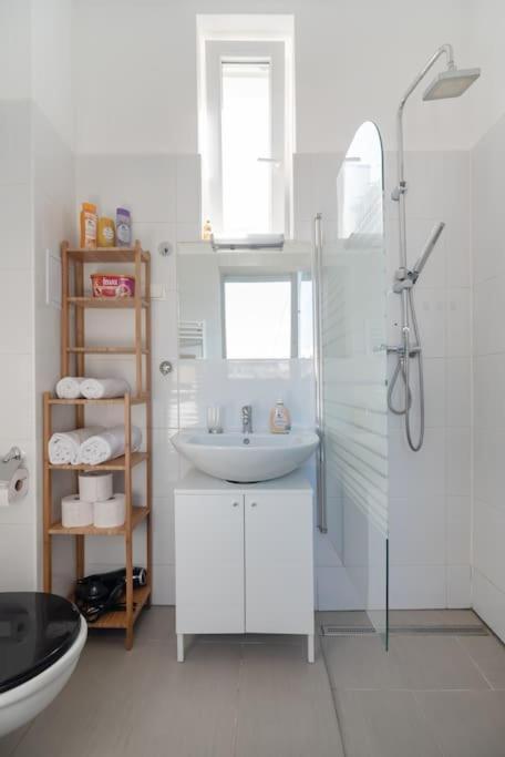 Große Terrasse, Klimaanlage Und U-Bahn Nahe 2